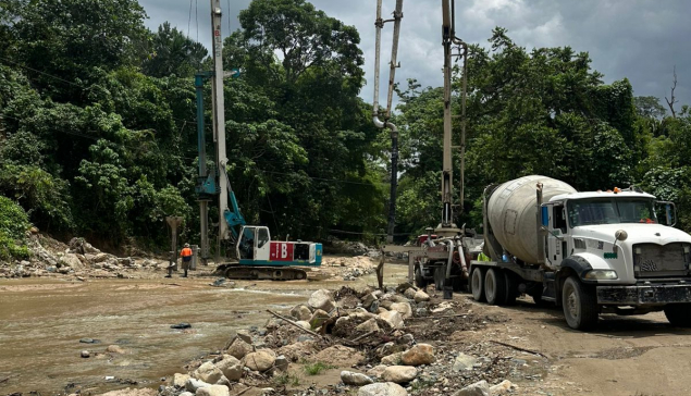 Trabajos del puente La Llanada sobre el río Jamey continúan avanzando pese a condiciones climáticas adversas